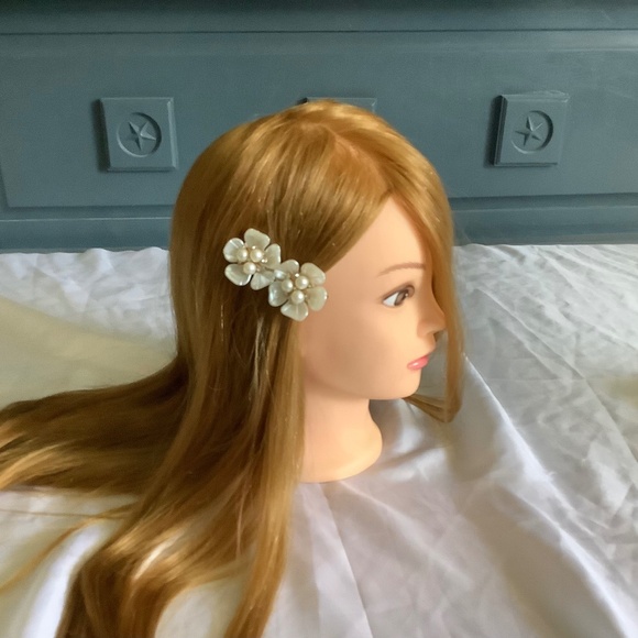 Set of 2 alligator clips with handmade pearl flower barrettes..medium - Picture 1 of 8